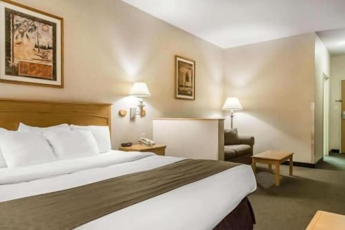 Pillowtop beds, in-room safe, desk, blackout drapes