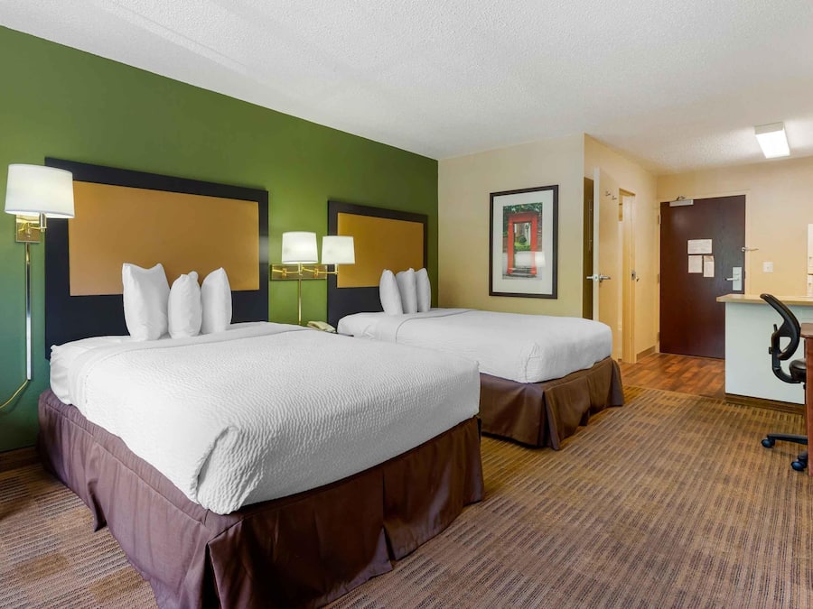 Studio, 2 Double Beds, Non Smoking | Desk, iron/ironing board, free WiFi, bed sheets