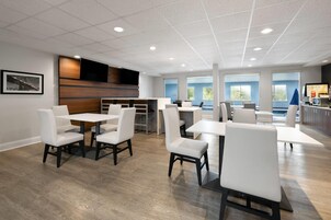 Café da manhã com buffet grátis todos os dias