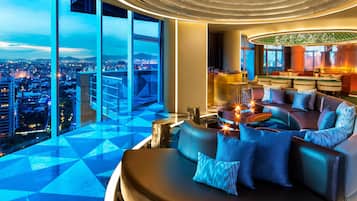Penthouse, 1 giường cỡ king, ban công, quang cảnh thành phố | Phòng khách | TV 30-inch có truyền hình vệ tinh