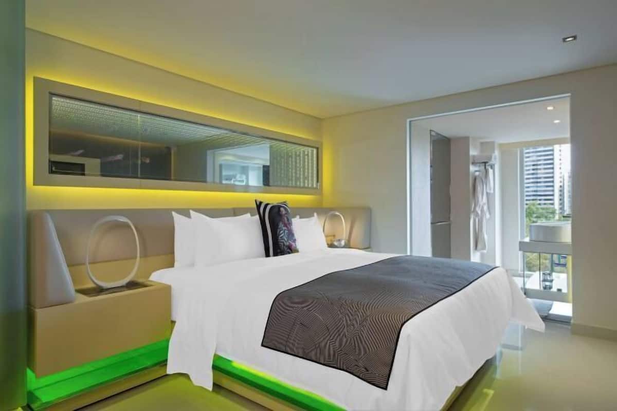 Roupas de cama premium, camas com colchões pillow-top, frigobar