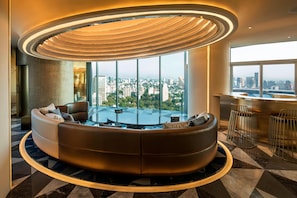 頂樓客房, 1 張特大雙人床, 陽台, 城市景觀 | 客廳 | 30-吋電視,提供衛星頻道