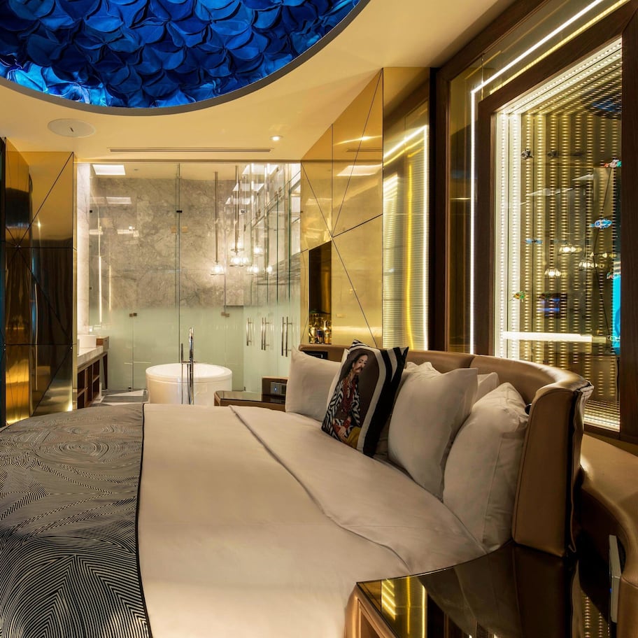 Penthouse, 1 King Bed, Balcony, City View | Premium bedding, pillowtop beds, minibar, in-room safe