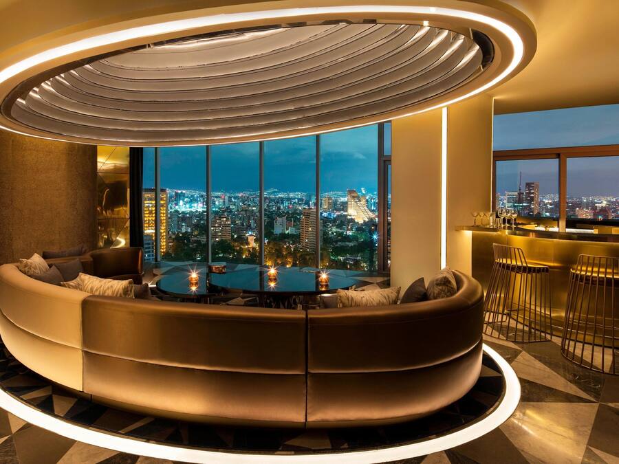 Penthouse - 1 kingsize-säng - balkong - utsikt mot staden | Vardagsrum | 30-tums tv med satellitkanaler