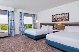 Escritorio, cortinas opacas, tabla de planchar con plancha