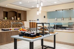 Se ofrece un desayuno bufé (15.99 USD por persona)