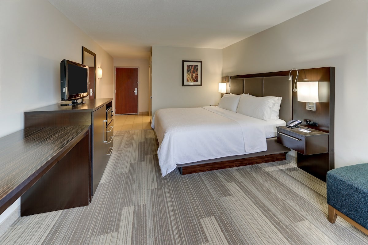In-room safe, desk, iron/ironing board, free cribs/infant beds