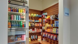 Une épicerie de proximité proposant des boissons fraîches, des en-cas et des aliments emballés.