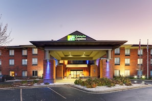 A Holiday Inn Express hotel with a brick facade, a covered entrance, and a parking lot. - Holiday Inn Express Hotel & Suites Dayton-Centerville by IHG (Dayton)