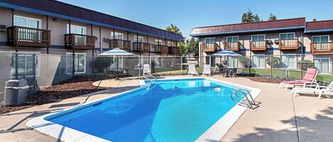 Una piscina al aire libre de temporada
