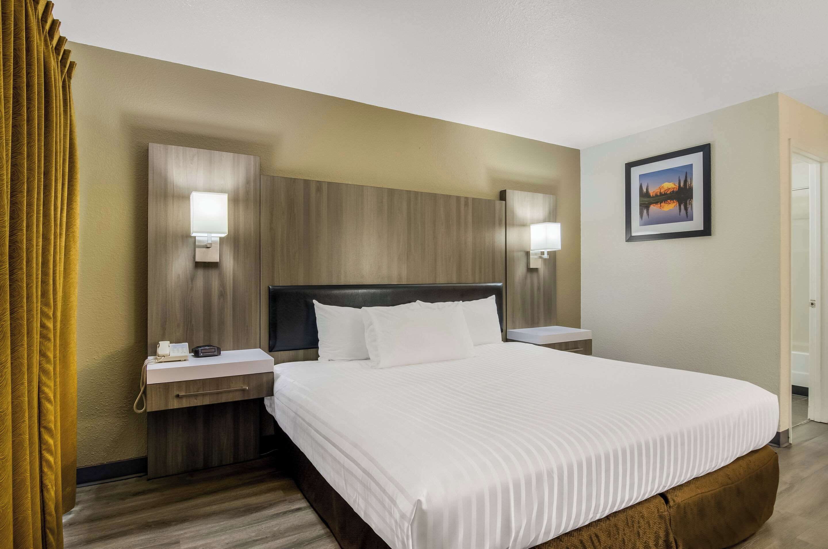 Escrivaninha, cortinas blackout, ferros/tábuas de passar roupa