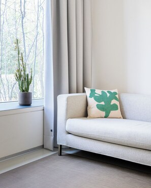 Habitación de diseño doble | Zona de estar | Una televisión de pantalla plana
