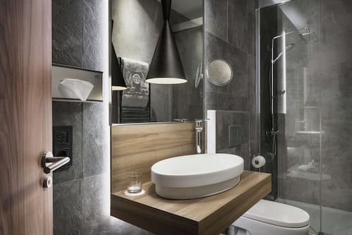 Een douche, milieuvriendelijk toiletgerief, een haardroger, badjassen