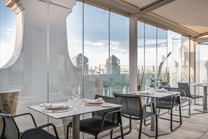 Melayani makan siang dan makan malam dengan sajian masakan Spanyol