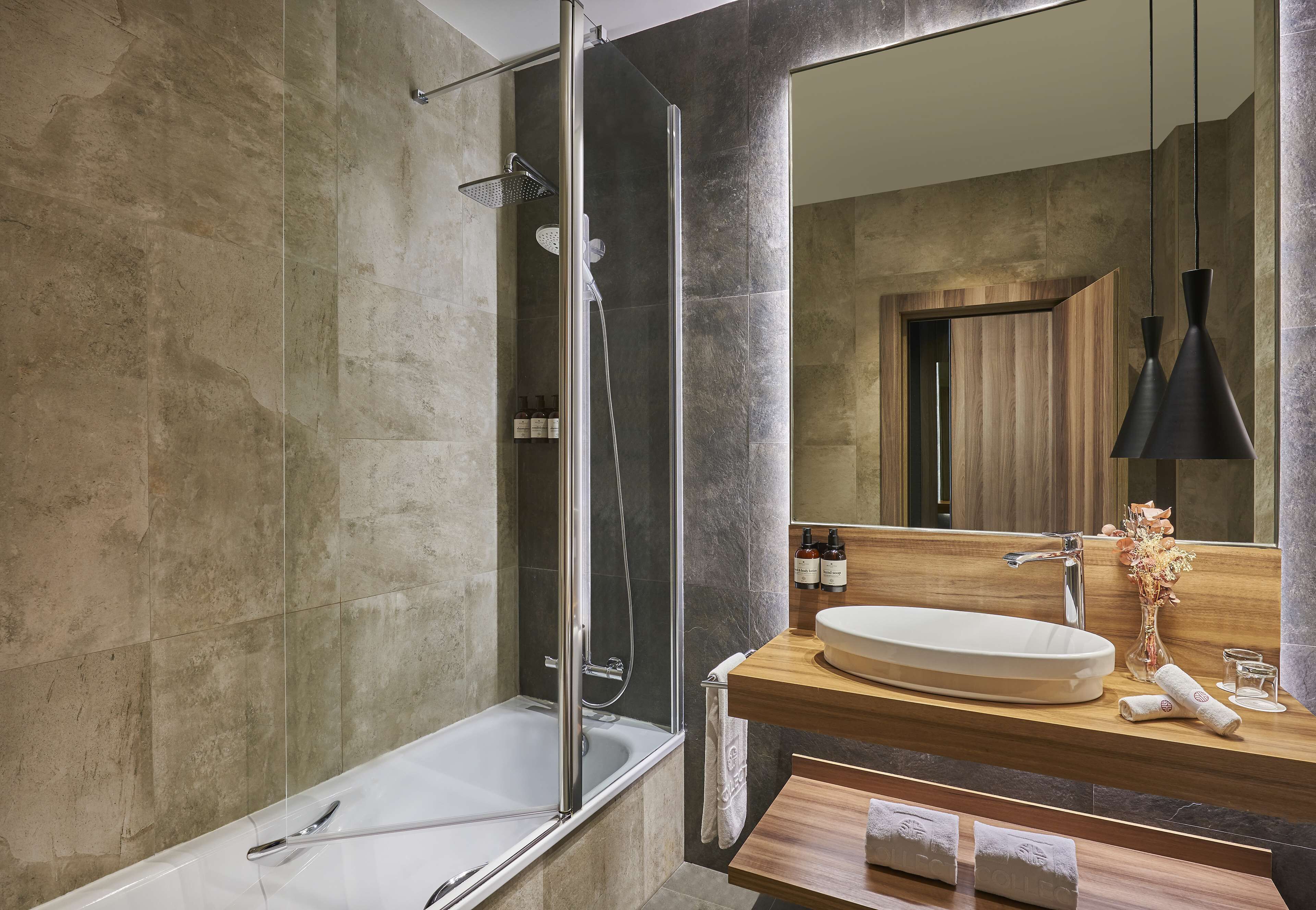 superior double or twin room (gran vía view) | bathroom | shower, eco-friendly toiletries, hair dryer, bathrobes