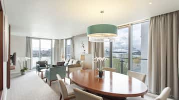 Luxury Suite, 1 King Bed, Non Smoking | In-room dining