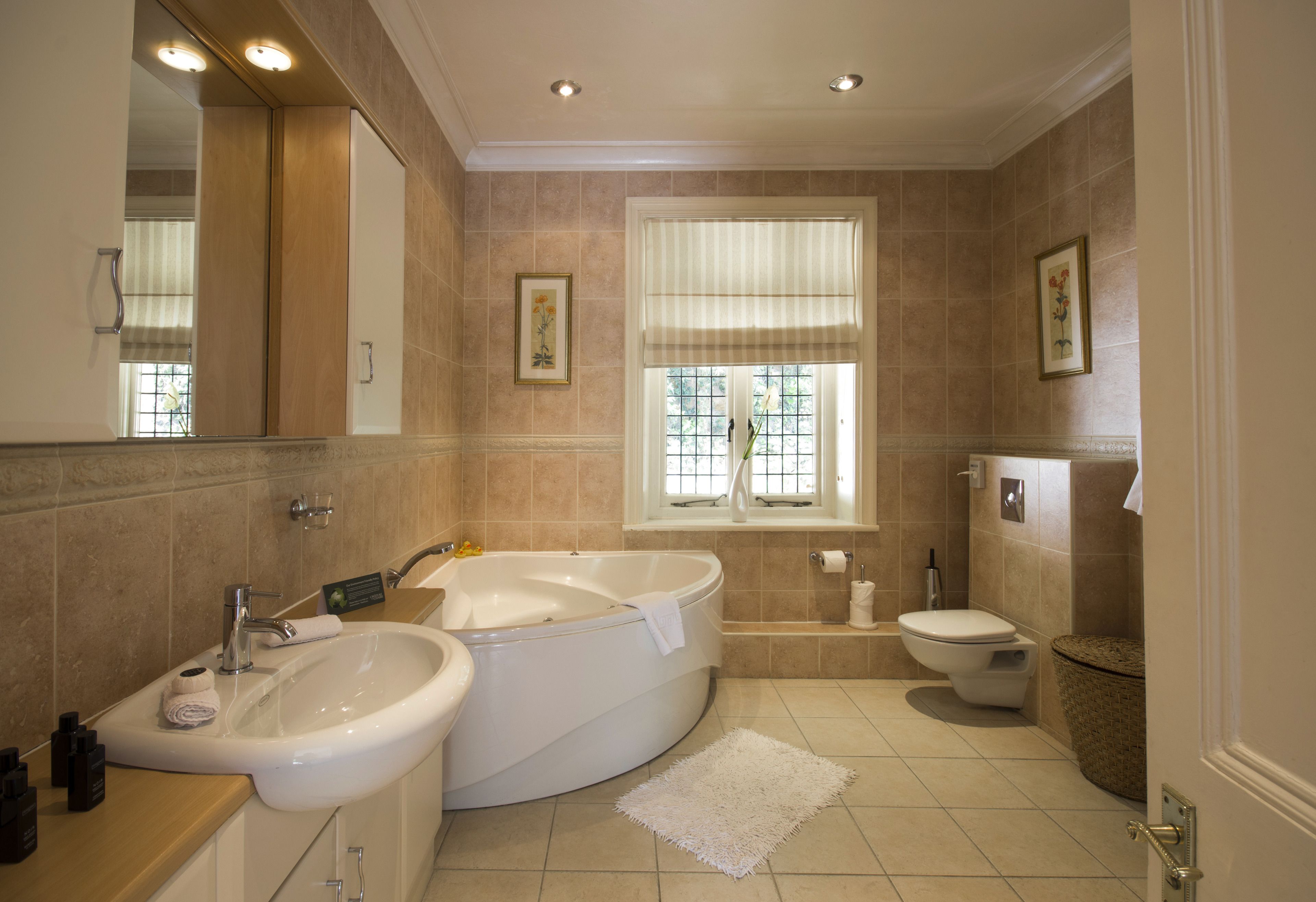 suite | deep-soaking bathtub