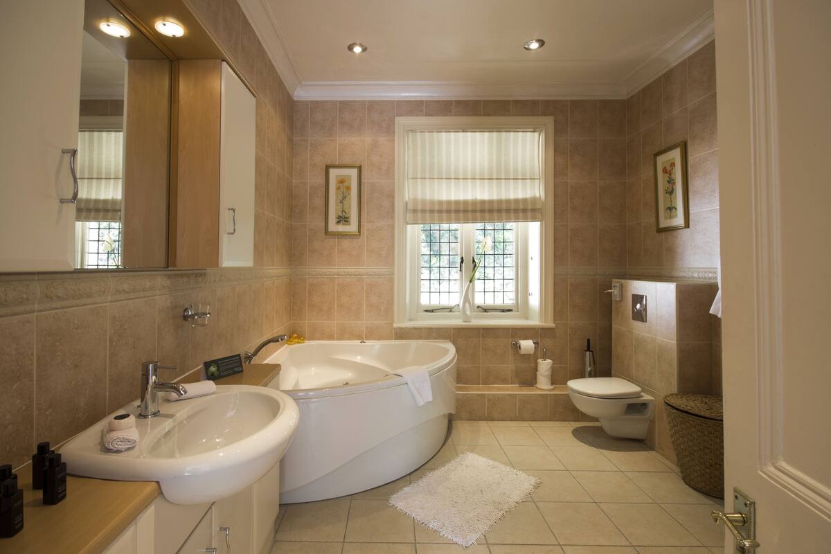 suite | deep-soaking bathtub