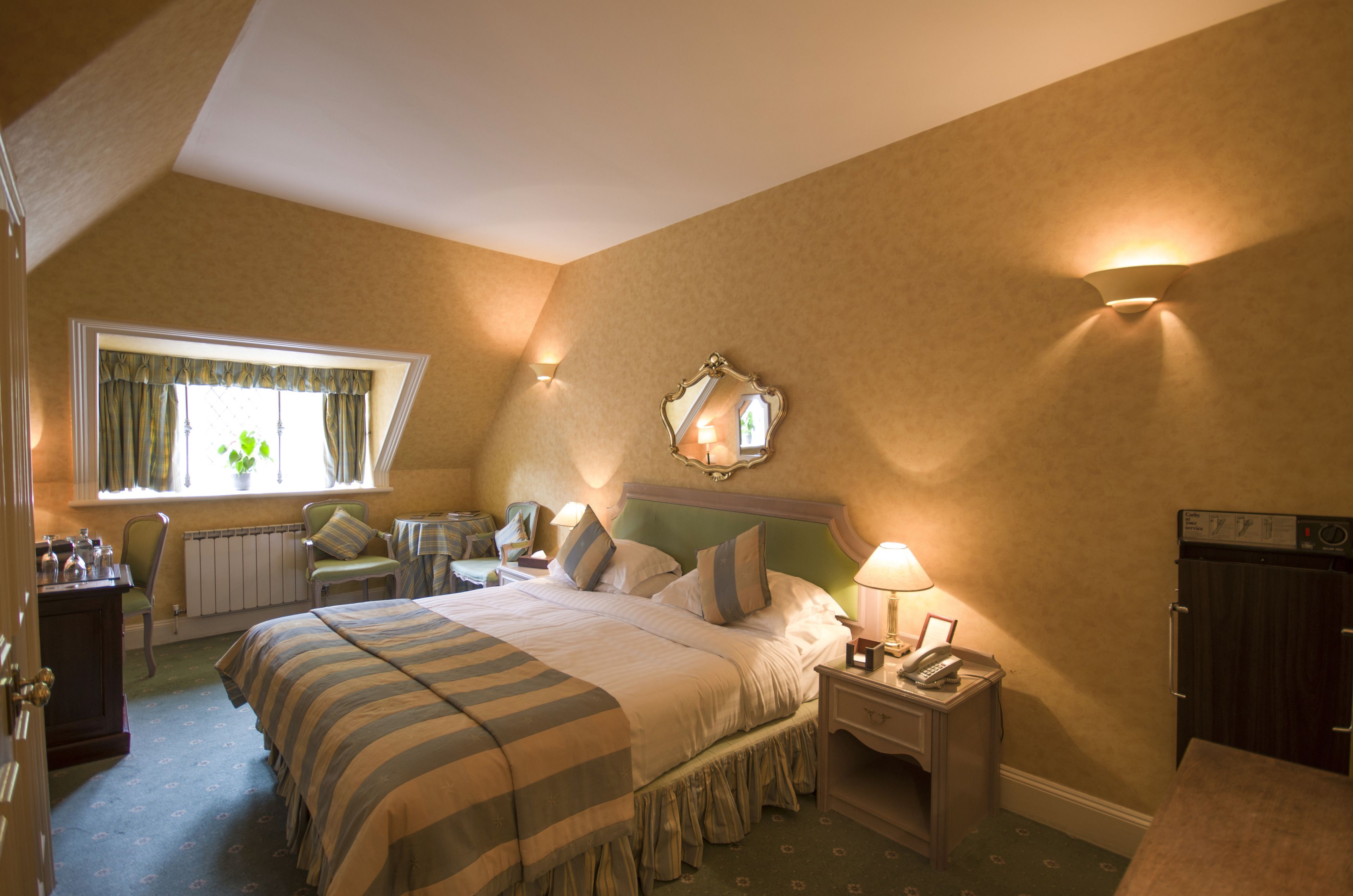 minibar, individually decorated, individually furnished, desk