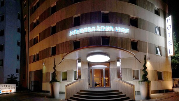 Een hotelentree met een bord waarop 