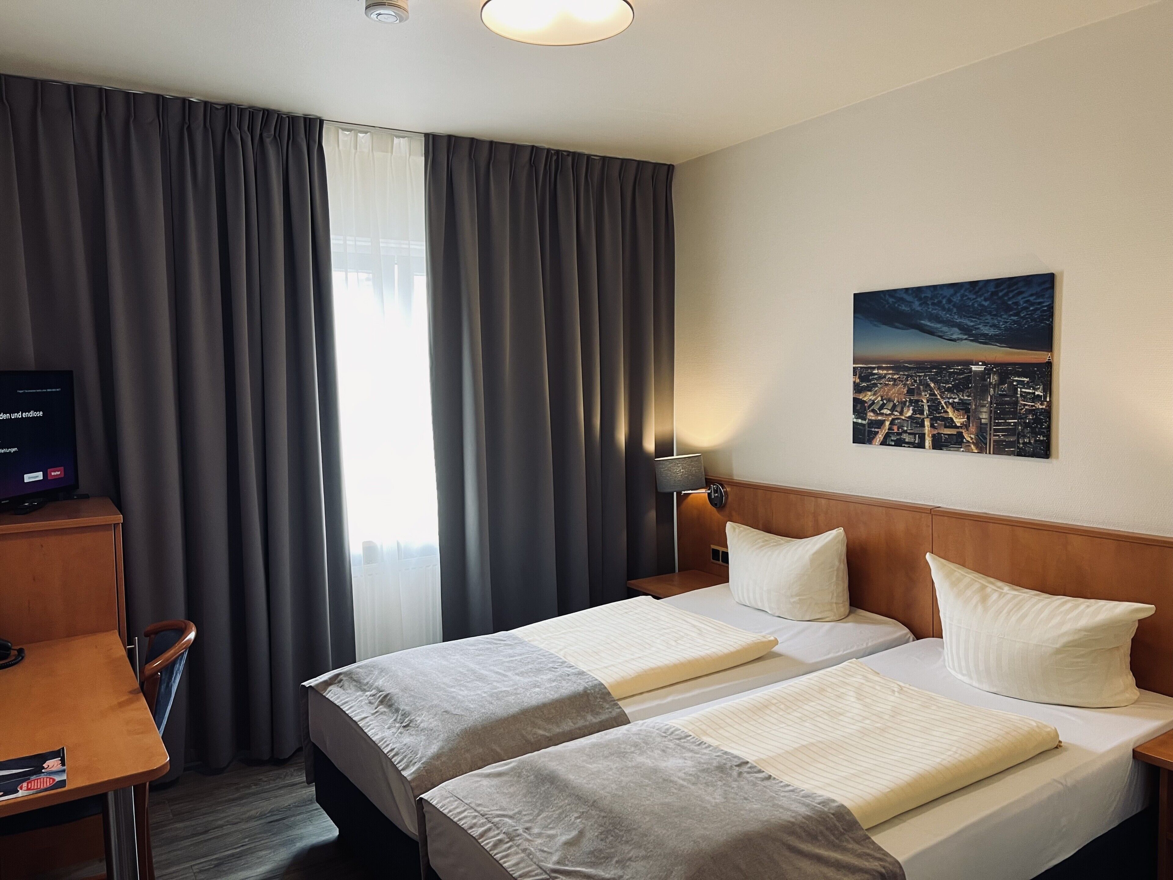 Minibar, desk, WiFi (free)