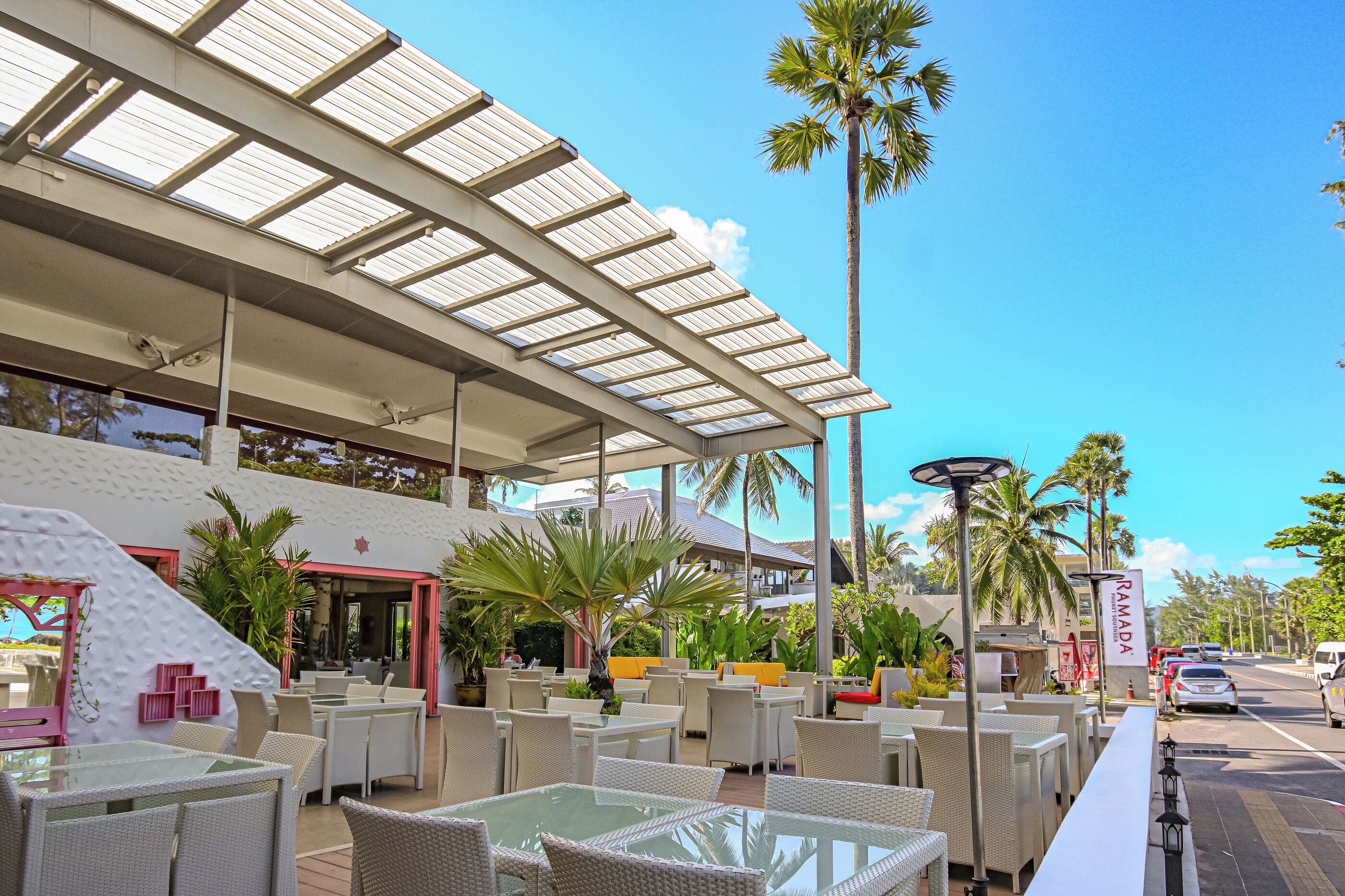 供应早餐、午餐和晚餐，本地与国际菜，海滩景观