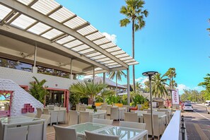 Frukost och lunch serveras, med utsikt mot stranden