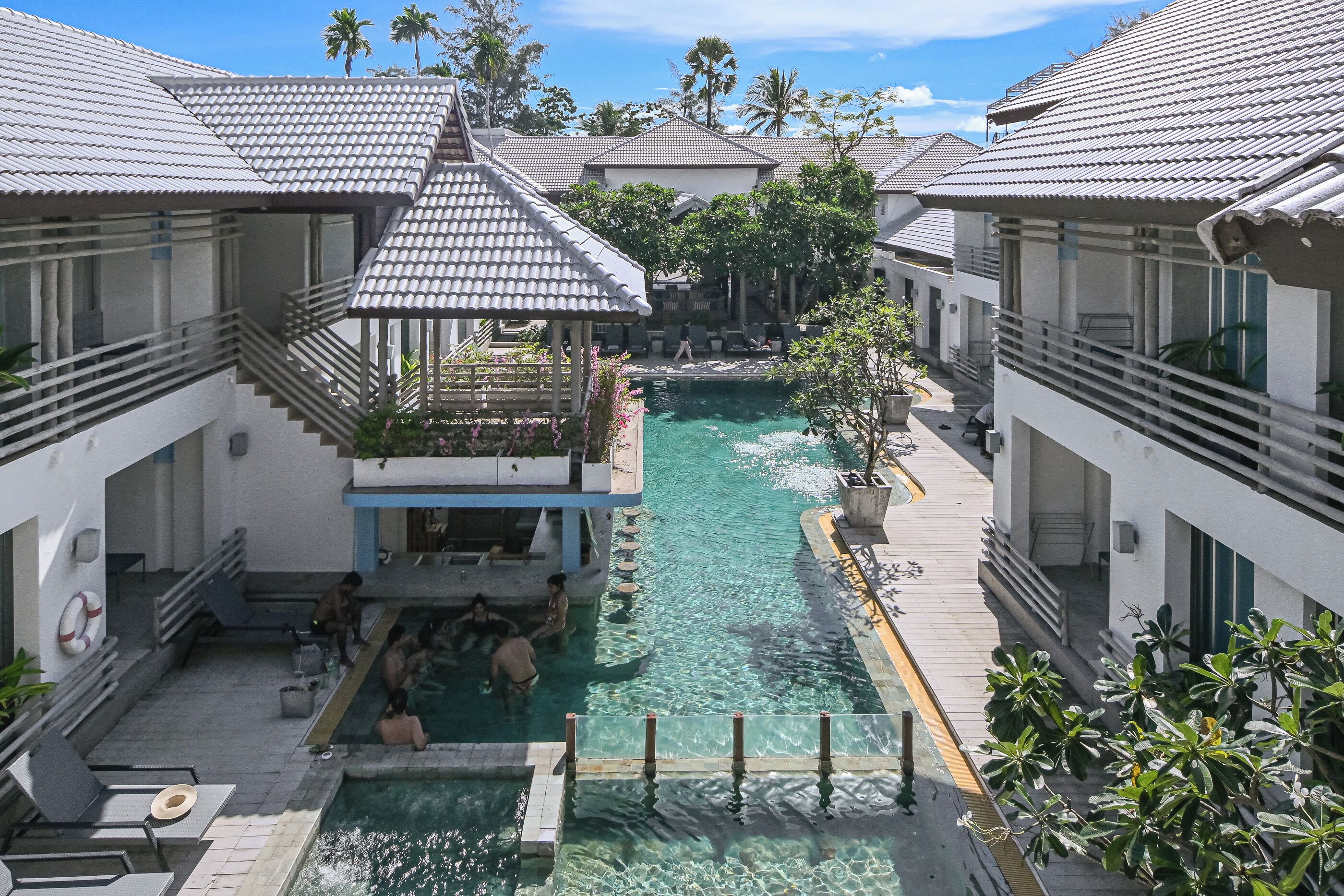 室外游泳池，08:00 至 19:00 开放，池畔遮阳伞，日光浴躺椅