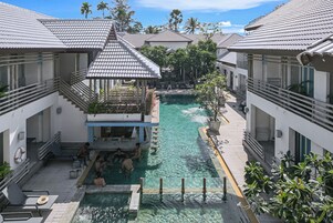 室外游泳池，08:00 至 19:00 开放，池畔遮阳伞，日光浴躺椅