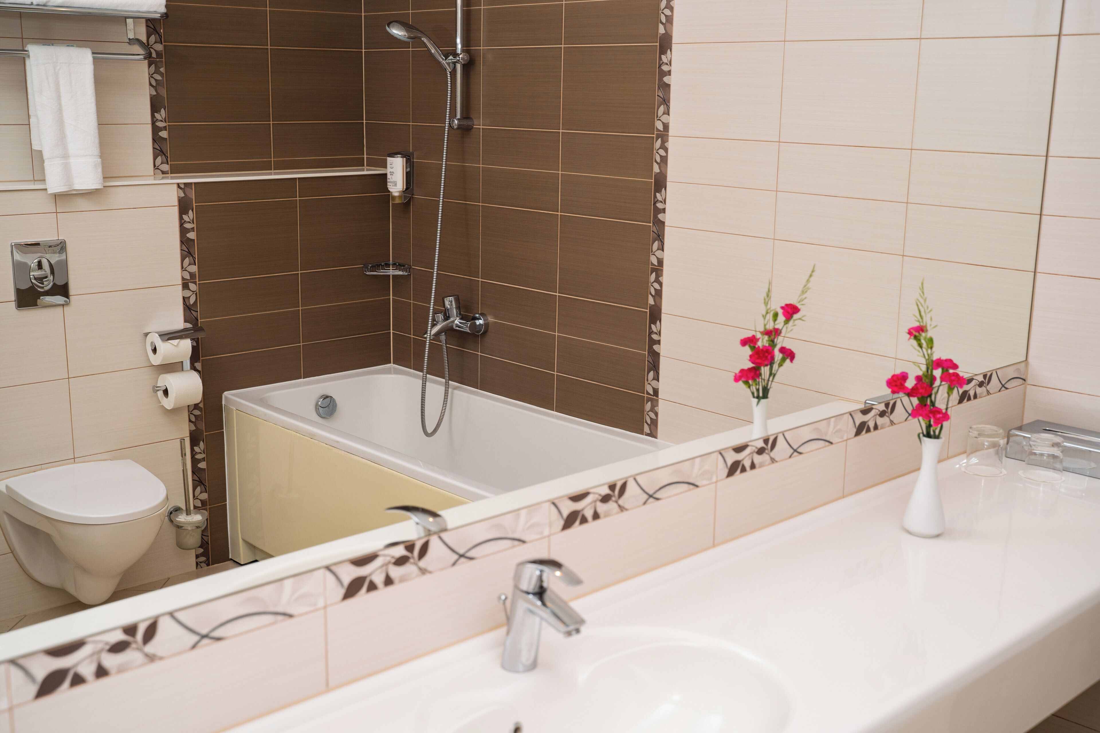 A bathroom with a bathtub, toilet, and sink.
