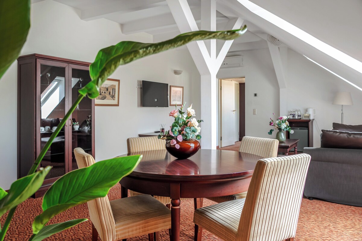 Presidential Suite | In-room safe, desk, laptop workspace, blackout drapes