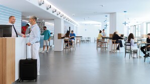Un moderno vestíbulo de hotel con mostrador de recepción, zonas de estar y un diseño espacioso.