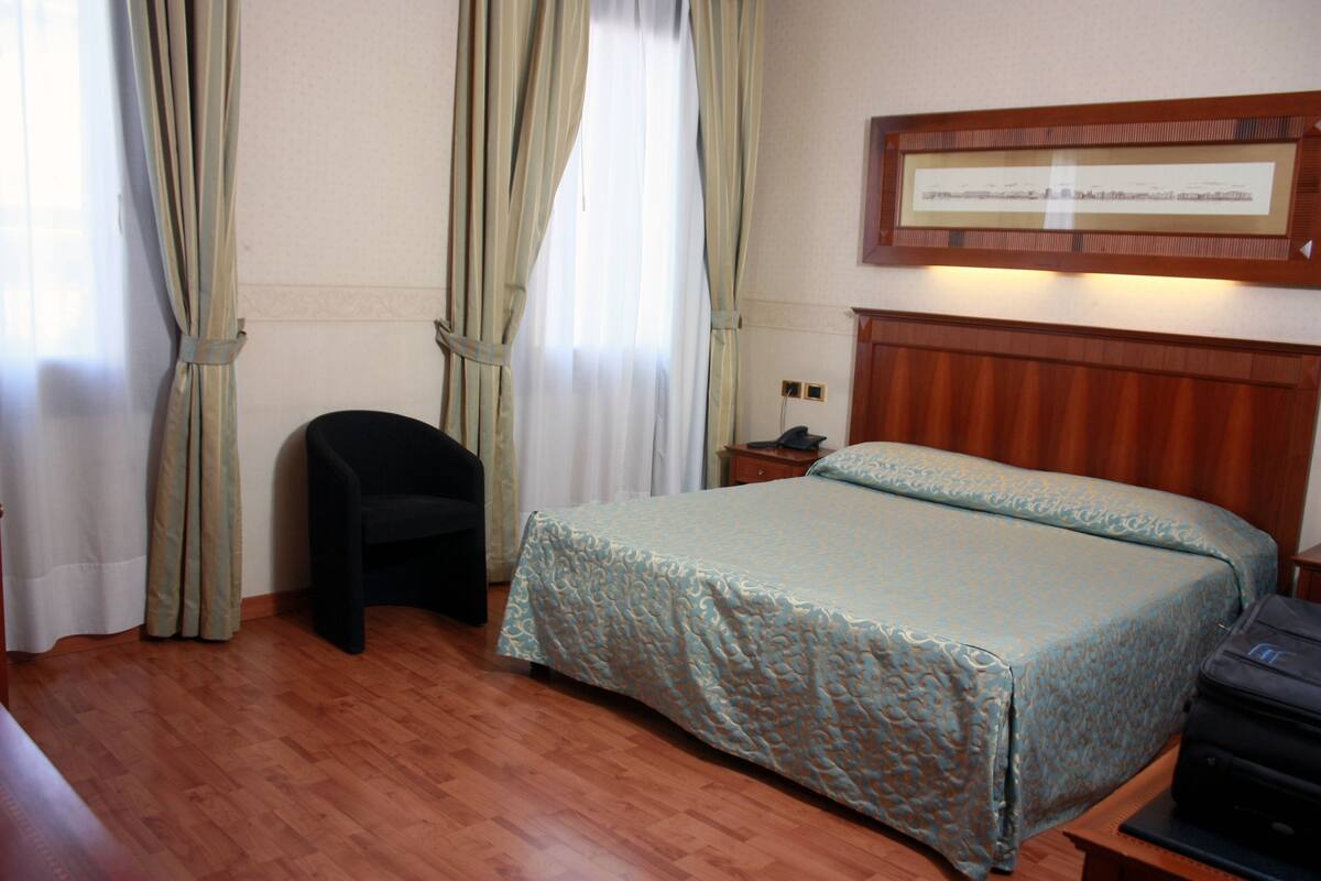 Minibar, in-room safe, desk, cribs (free)