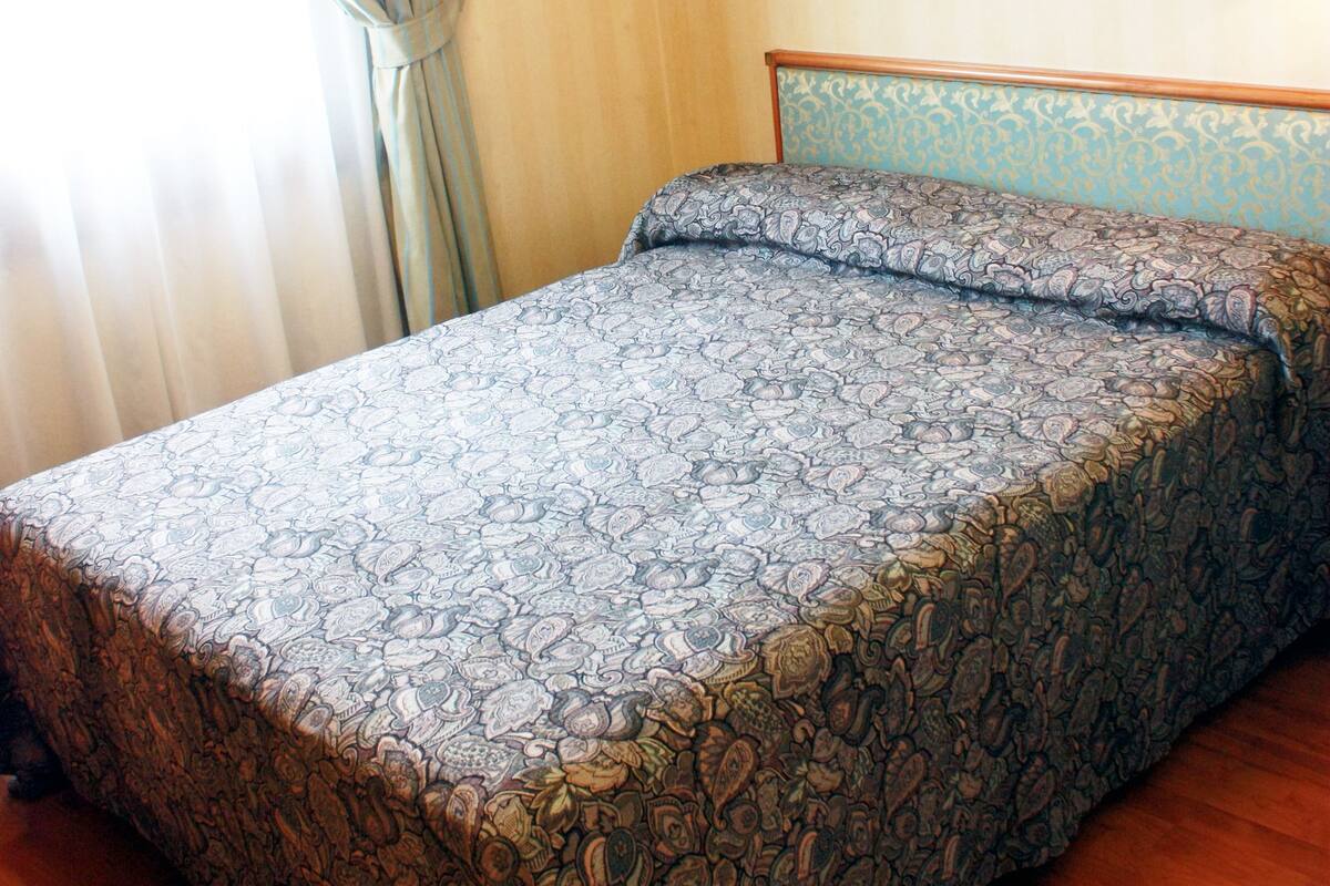 Minibar, in-room safe, desk, cribs (free)