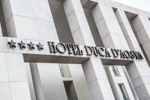 A building with a sign reading 'HOTEL DUCA D'ASIA' and a series of stars above the sign. - Duca D'aosta (Mogliano Veneto)
