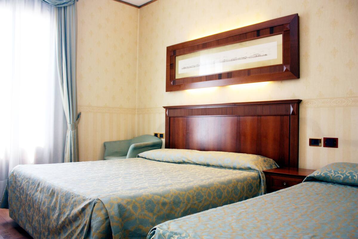 Minibar, in-room safe, desk, cribs (free)