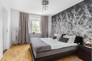 Sviitti, 2 makuuhuonetta, tupakointi kielletty, poreamme | Minibaari, tallelokero huoneessa, työpöytä, silitysrauta/-lauta