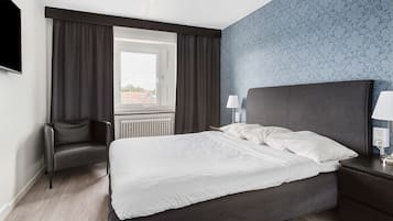 Business Room, 1 Queen Bed, Non Smoking | Minibar, in-room safe, desk, iron/ironing board