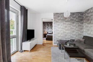 Suite, Plusieurs lits, non-fumeur, baignoire à jets | 1 chambre, minibar, coffre-fort, bureau