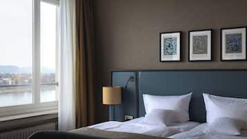 Hypo-allergenic bedding, in-room safe, individually furnished, free WiFi