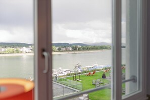 Quarto solteiro luxo, vista para o rio | Roupas de cama antialérgicas, cofres nos quartos