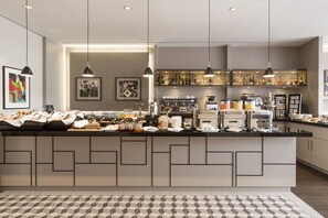 Petit déjeuner buffet servi tous les jours en supplément
