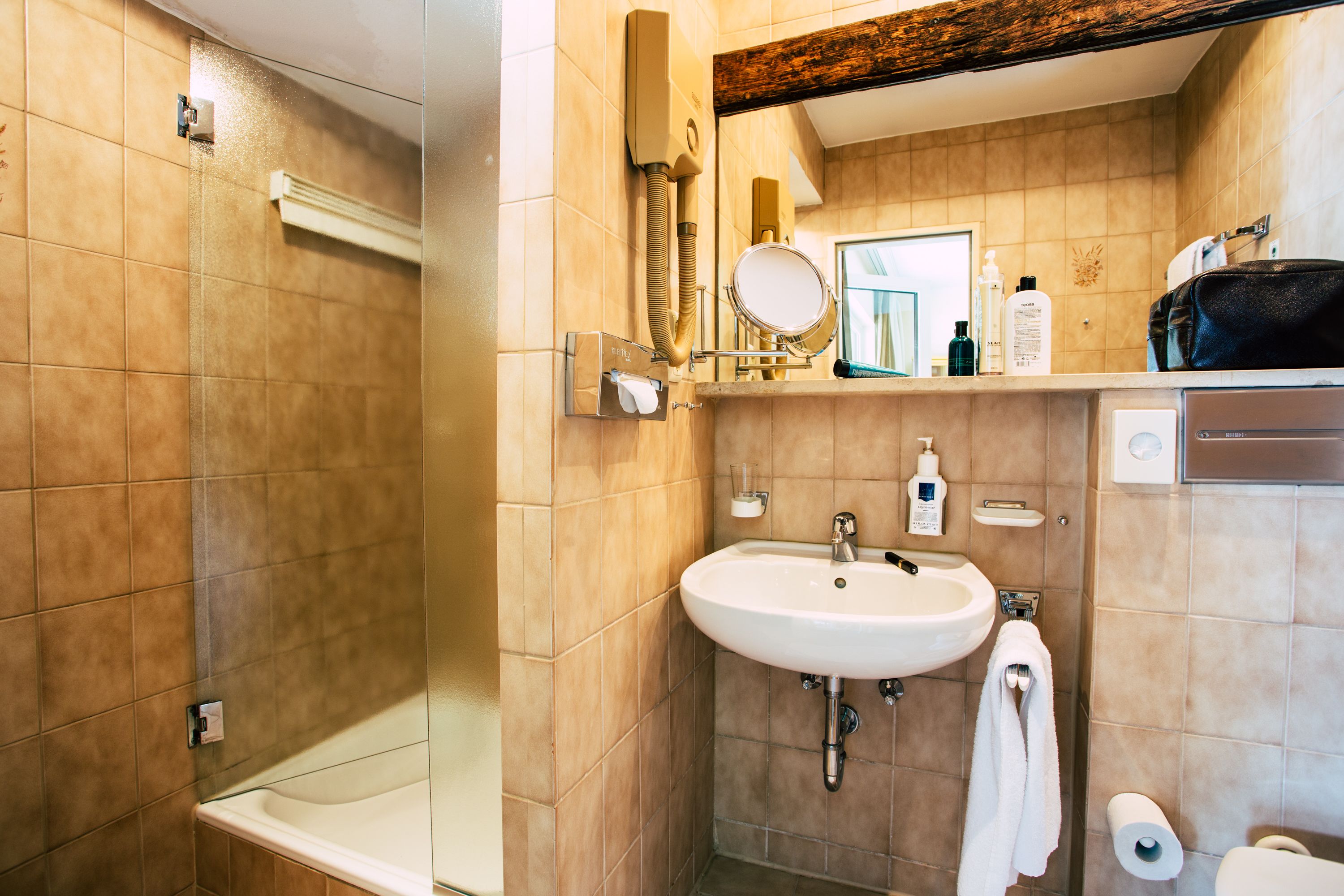 Un baño con bañera, lavabo y espejo.