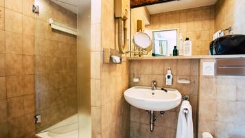 Un baño con bañera, lavabo y espejo.