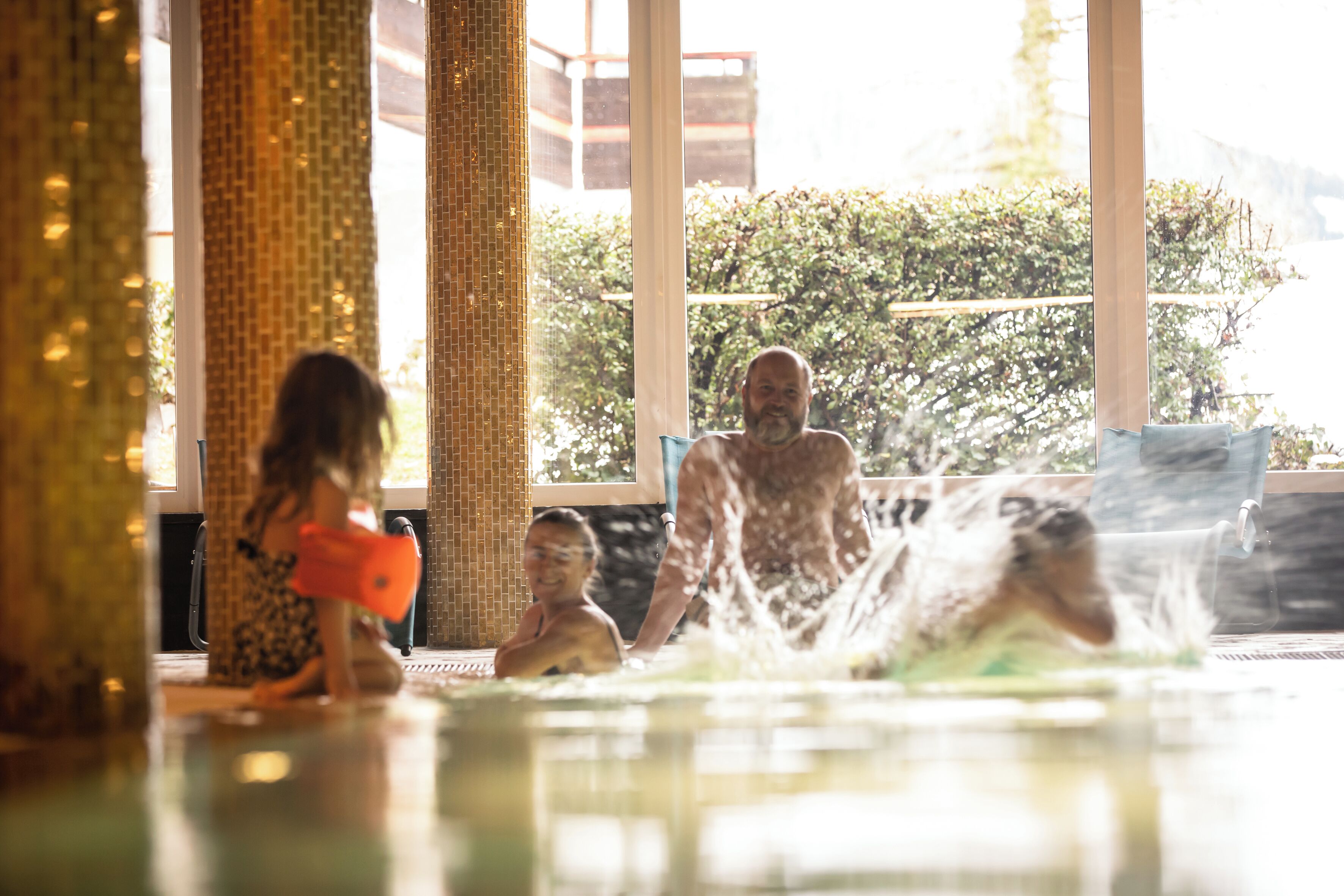 Sisäuima-allas, aurinkovarjoja, aurinkotuoleja