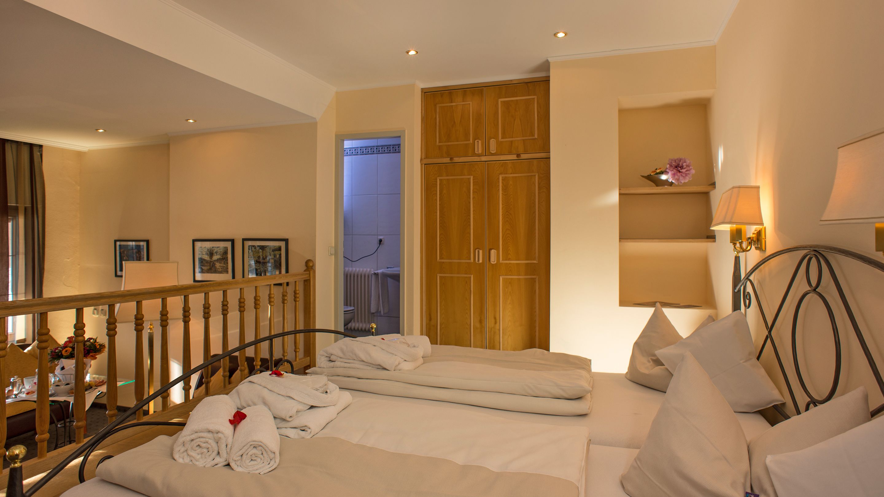 办公桌、免费 WiFi、床单