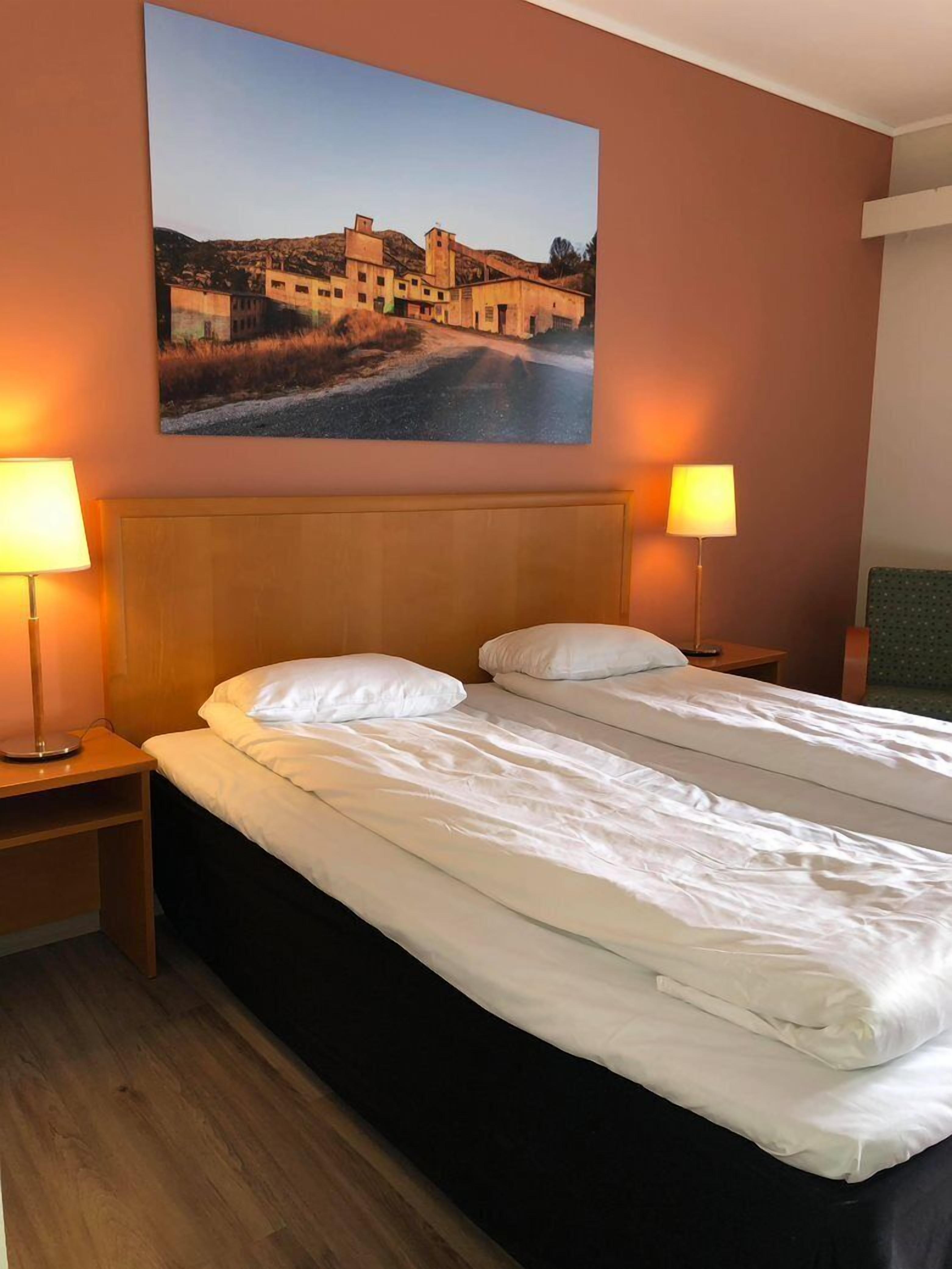 standard double room | living area | 20-inch flat-screen tv with cable channels, tv