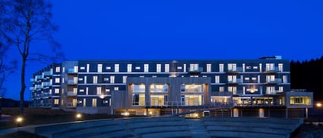 Fassade der Unterkunft – Abend/Nacht