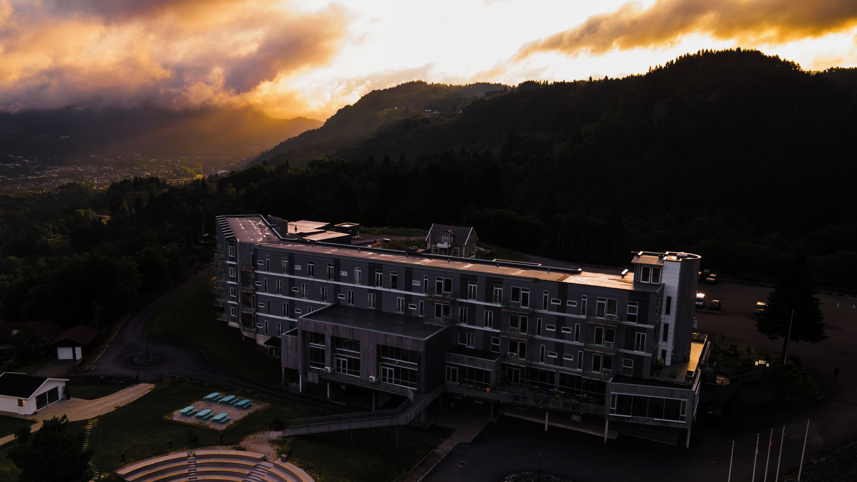 Un hôtel à plusieurs étages, doté d’un toit plat et d’un espace de stationnement à l’avant.