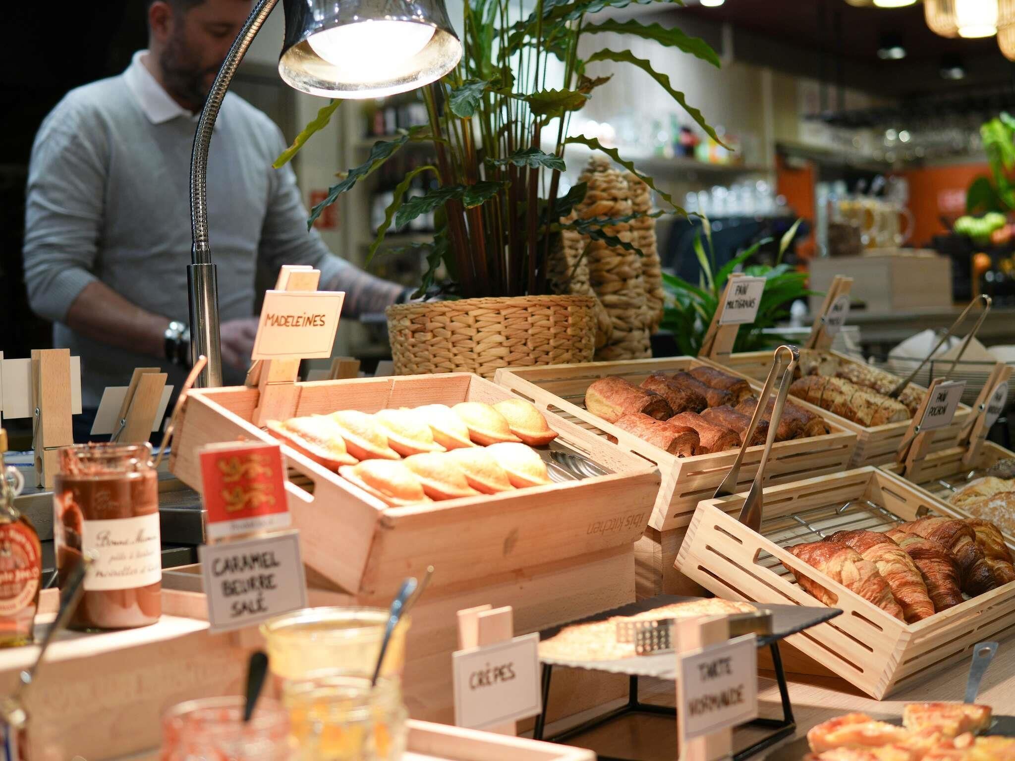 Petit déjeuner buffet servi tous les jours en supplément